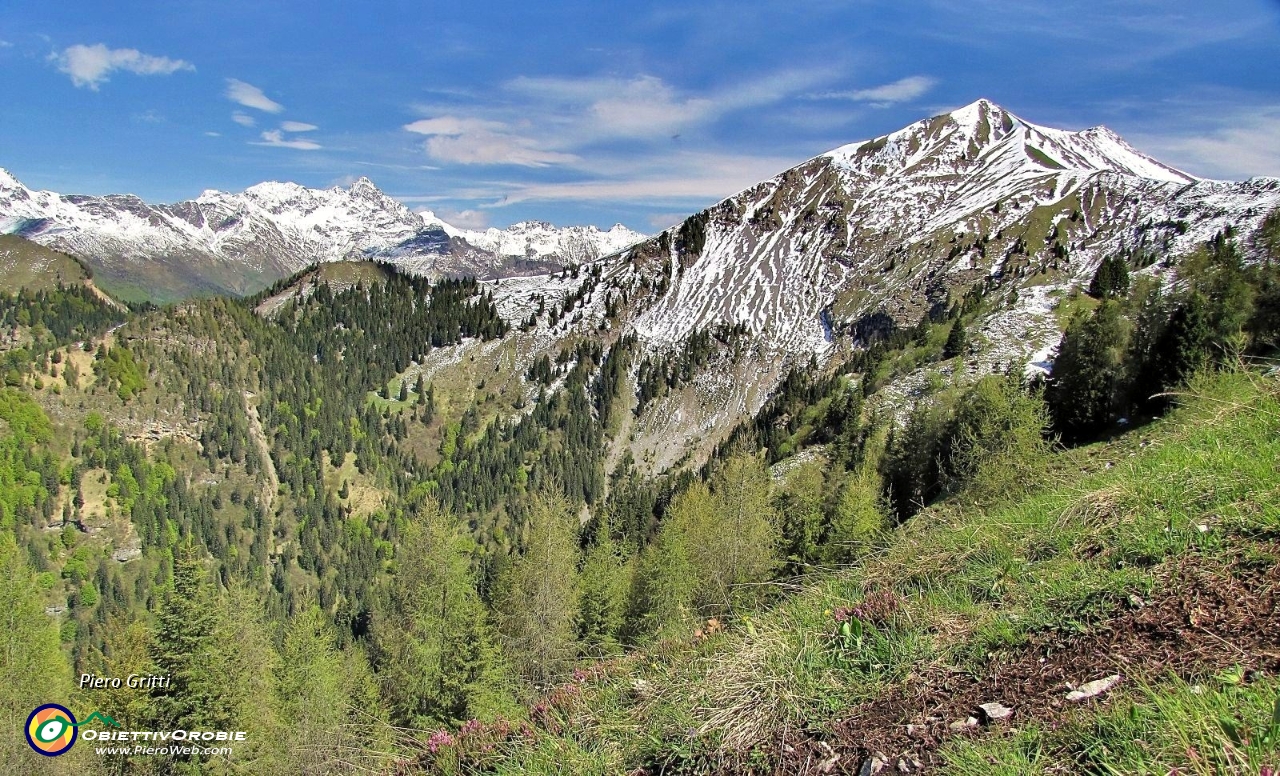 25 La Spigla, si apre il panorama oltre il Timogno....JPG